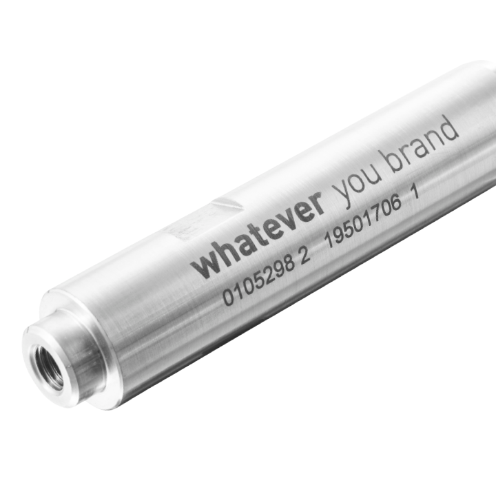 Nahaufnahme eines metallischen zylindrischen Objekts mit eingraviertem Text, der auf seiner glänzenden Oberfläche 0105298 2 19501706 1 lautet, vor einem schlichten hellen Hintergrund. eco-mark ecomark laserkennzeichnung laserbeschriftung industrie