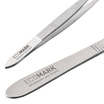 Zwei Pinzetten aus rostfreiem Stahl mit strukturierten Griffen und dem eingravierten Schriftzug ECOMARK whatever you brand auf den flachen Seiten, dargestellt auf einem schlichten weißen Hintergrund. eco-mark ecomark laserkennzeichnung laserbeschriftung industrie