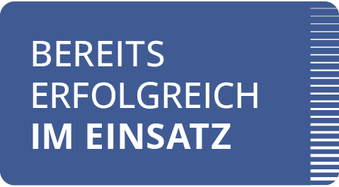 Weißer Text auf blauem Hintergrund lautet Bereits erfolgreich im Einsatz - ideal für automatisches Laserbeschriften on-the-fly. Am rechten Rand des Bildes erscheinen horizontale weiße Linien. eco-mark ecomark laserkennzeichnung laserbeschriftung industrie
