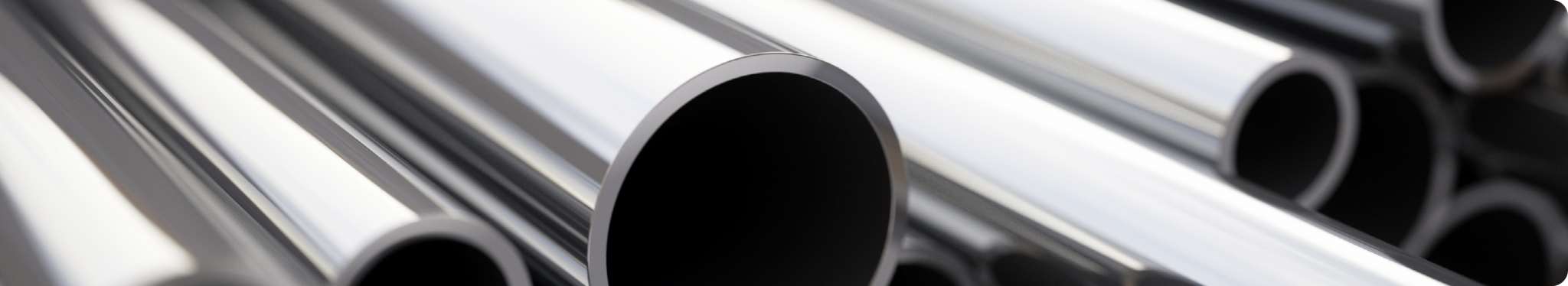 Nahaufnahme mehrerer metallisch glänzender Rohre, die parallel zueinander angeordnet sind, wobei ein Rohr prominent in der Mitte steht - ideal für automatisches Laserbeschriften on-the-fly für die Metallbranche. eco-mark ecomark laserkennzeichnung laserbeschriftung industrie