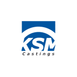 Das Bild zeigt das Logo von KSM Castings mit den Buchstaben KSM in fetter weißer Schrift auf blauem Hintergrund und einem weißen Bogen über dem Text. Darunter steht Castings in kleineren schwarzen Buchstaben. eco-mark ecomark laserkennzeichnung laserbeschriftung industrie
